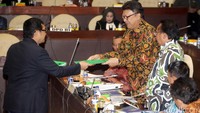 Mendagri Tjahjo Kumolo menerima naskah mengenai pandangan fraksi-fraksi terkait revisi UU Pilkada.