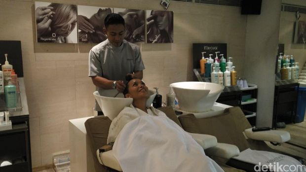 Wolipop berkesempatan mencoba perawatan New Densifique Cure di salon Irwan Team, Pondok Indah Mall.