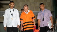 Badaruddin Amsori keluar gedung KPK usai menjalani pemeriksaan.