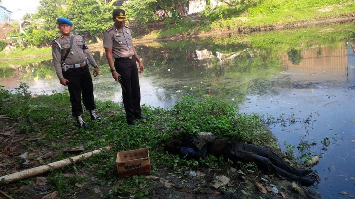 Mayat Pria Berambut Pirang Ditemukan Mengapung di Kali Cakung