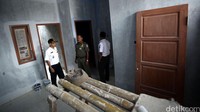 Penyegelan Pemprov DKI Jakarta karena tidak memiliki izin untuk mendirikan bangunan tersebut.