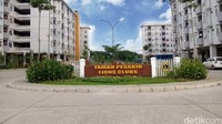 Rusunawa Pesakih diresmikan Gubernur Basuki Tjahaja Purnama (Ahok). Total penghuni di Rusun Pesakih sebanyak 2.673 jiwa. Mereka merupakan warga yang direlokasi dari Kapuk, Kedaung, Kebon Jeruk, Kali Ampuran, Rawa Buaya, Duri Utara, Palmerah, dan Kemanggisan, yang semuanya masuk wilayah Jakarta Barat. Ahok juga menyediakan delapan bus sekolah untuk penghuni Rusun Pesakih, Daan Mogot, Jakarta Barat. Disiapkan juga satu personel Polisi Wanita (Polwan) dalam satu bus. Ibad Durohman/detikcom.