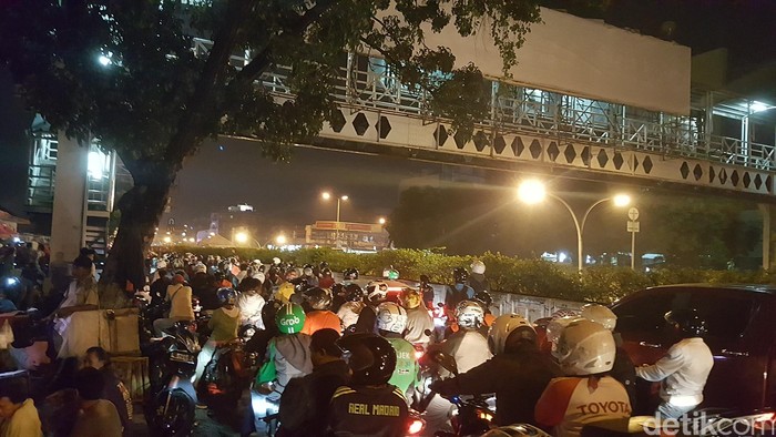 Penampakan Macet Horor di Perlintasan Kereta Api Pasar Minggu
