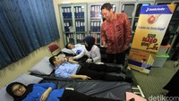 Ketua Panitia HUT Ke 46 Jamkrindo, Kabag Pendidikan dan Pelatihan SDM Doni Nugroho ikut meninjau acara donor darah tersebut. 