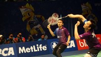 Hendra Setiawan melakukan smash saat melawan Or Chin Chung/Tang Chun Man di Istora Senayan, Rabu (1/6/2016).
