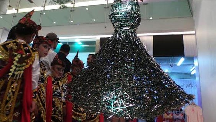Dress Setinggi 1,5 Meter Terbentuk dari Ribuan Pensil