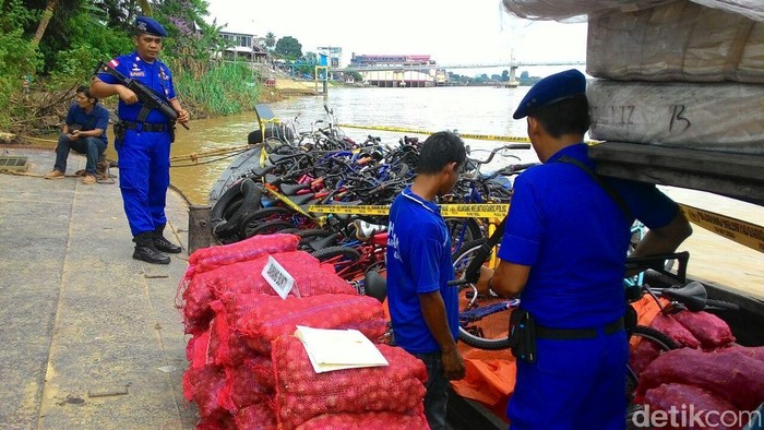 Polda Jambi Amankan 200 Karung Bawang Merah Selundupan dari Singapura