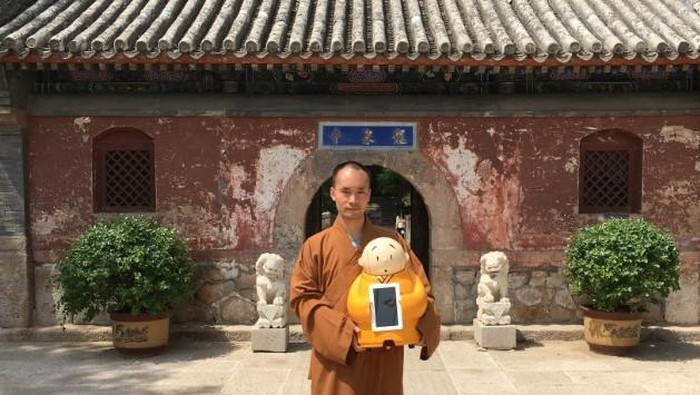 Robot Biksu Bikin Turis Penasaran ke Kuil di China