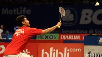 Angga Pratama berusaha menjangkau shuttlecock saat melawan Lee Yong Dae/Yoo Yeon Seong.