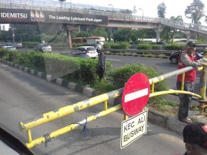 APTB Dilarang Masuk Jalur TransJ, Penumpang Kebingungan