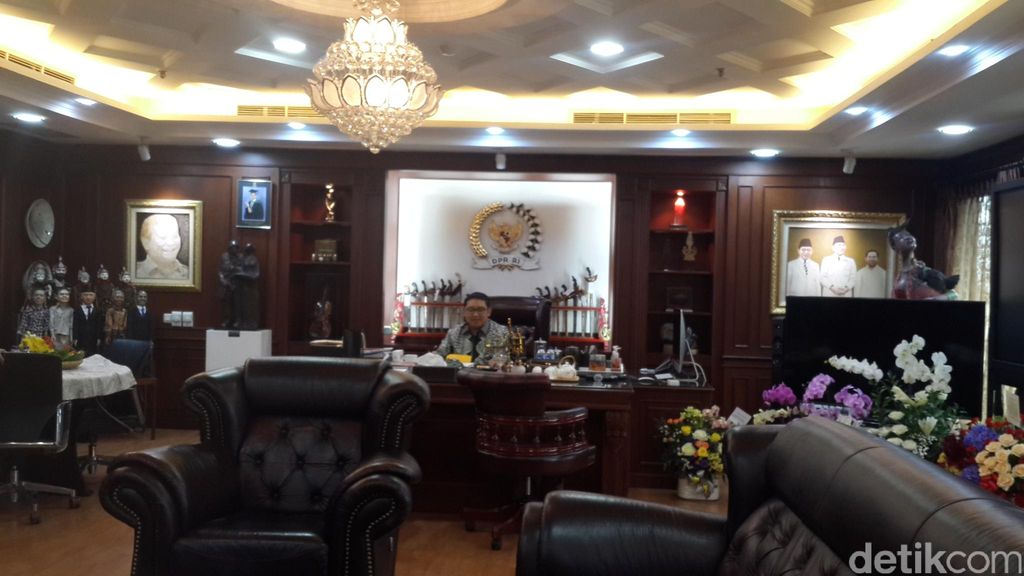 Melongok Ruang Kerja Fadli Zon yang Dilengkapi Sofa Kasur Melongok Ruang Kerja Fadli Zon yang Dilengkapi Sofa Kasur