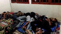 Slankers menginap di pelataran hotel, diantaranya adapula yang berasal dari Adonara, Flores.