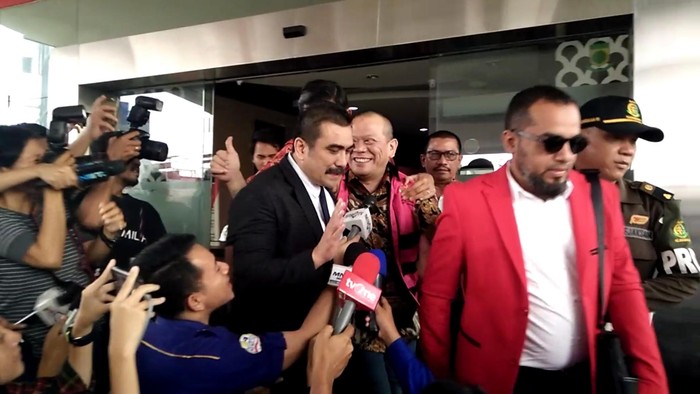 Usai Diperiksa Kejagung, La Nyalla Pakai Rompi Pink