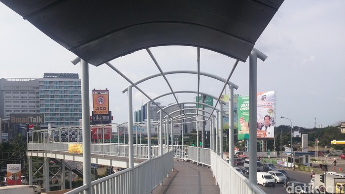 JPO di MM Bekasi Barat Terlihat Masih Baru Tapi Sepi Peminat, Kenapa?