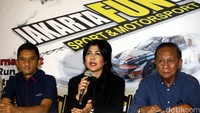CEO Masayu Permata, Ratih Widyawati (tengah) memberikan keterangan pers terkait penyelenggaraan Kejurnas Drift Championship 2016.