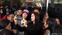 Bimbim saat berfoto bersama seorang penggemar.