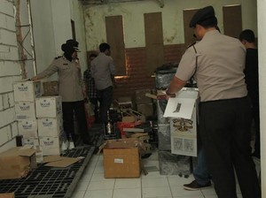 Gerebek Gudang, Polisi Temukan Ratusan Miras Diduga Palsu