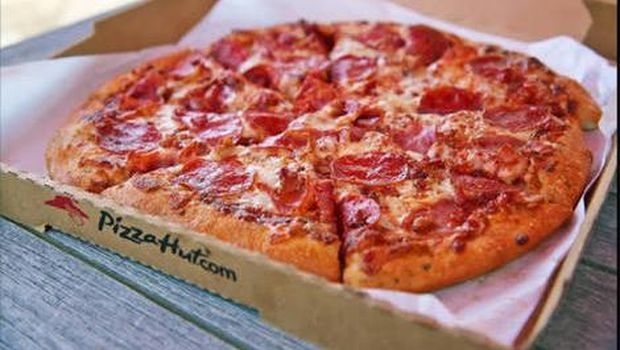 Pizza dengan topping pedas.