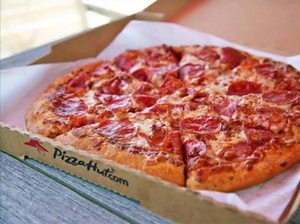Diminta Pelanggan Tulis Candaan, Karyawan Resto Pizza Ini Malah Dipecat