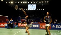 Rizki/Tiara selalu berada dalam kondisi tertinggal di game pertama. Mereka sempat ketinggalan jauh dalam kedudukan 4-11 dan 6-15 sebelum akhirnya kehilangan game ini.
