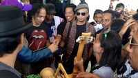 Slankers asal Atambua memberikan cenderamata untuk band rock asal Jakarta itu.