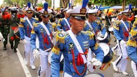 Drumband Taruna Akademi Angkatan Udara (AAU) turut menyemarakkan kirab yang berlangsung mulai dari Taman Parkir Abu Bakar Ali melewati Jalan Malioboro dan berakhir di kawasan titik nol kilometer Yogyakarta