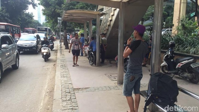 Ini Alasan PKL dan Ojek Tetap Berani Mangkal di Trotoar Sudirman