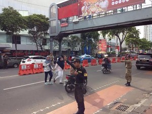 Dibantu Satpol dan Linmas, Pejalan Kaki di Basra Menyeberang dengan Selamat
