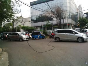 Ada Kabel Melintang di Jalan Ahmad Dahlan Kebayoran Baru