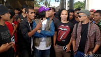 Perjuangan tersebut tak sia-sia karena mereka berhasil berfoto dan berbincang dengan band pelantun Terlalu Manis itu.