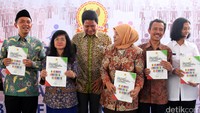 Komisioner Komnas HAM Imdadun Rahmat (ketiga kiri) berfoto dengan para penulis buku Upaya Negara Menjamin Hak-hak Kelompok Minoritas di Indonesia.