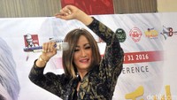 Meski sudah berusia 37 tahun, ia tetap energik saat bergoyang. Pool/Noel/detikFoto.