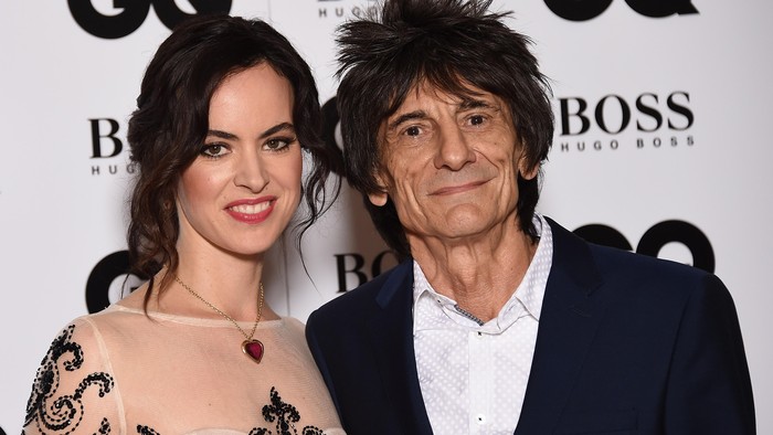 Ronnie Wood dan Sally Humphreys LONDON, ENGLAND - SEPTEMBER 08: Ronnie Wood and wife Sally Humphreys attend the GQ Men Of The Year Awards at The Royal Opera House on September 8, 2015 in London, England. (Photo by Gareth Cattermole/Getty Images)
