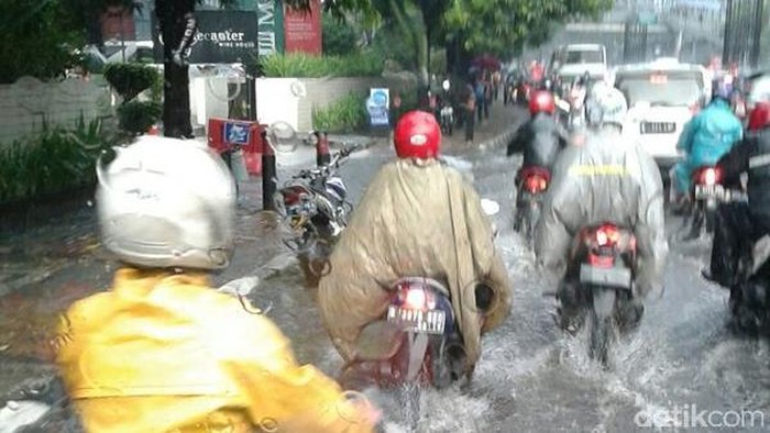Genangan 30 Cm Muncul di Jl Rasuna Said Jaksel, Bikin Macet