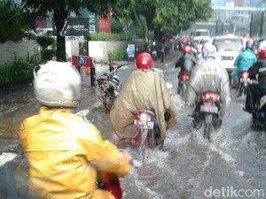 Genangan 30 Cm Muncul di Jl Rasuna Said Jaksel, Bikin Macet