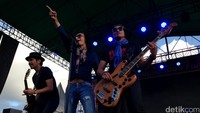 Lagu-lagu pamungkas juga dibawakan oleh mereka, seperti  I Miss U But I Hate U, Virus, Seperti Para Koruptor dan juga Mawar Merah.