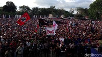 Puluhan ribu orang datang memadati Lapangan Umum Simpang Lima, Atambua pada Selasa (31/5).