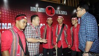 Ketua Panitia Festival Banteng Music, Charles Honoris didampingi Ono Surono berbincang dengan salah satu peserta yang masuk final.