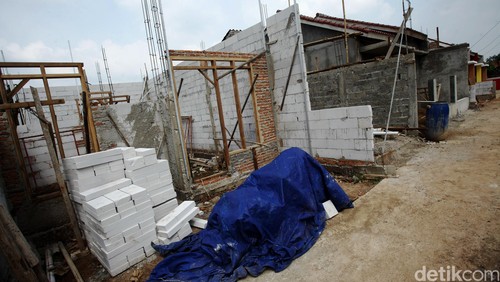Petugas dari Pemprov DKi Jakarta melakukan peninjauan di bangunan Kavling yang sudah di segel di kawasan Jagakarsa, Jakarta Selatan, Rabu (01/06/2016). Sebanyak 9 bangunan rumah kavling yang sudah jadi dan 22 bangunan yang masih dalam tahap pembangunan  di segel oleh Pemprov DKI Jakarta karena tidak memiliki izin untuk mendirikan bangunan tersebut. Grandyos Zafna/detikcom

-. Rencananya Pemprov DKI akan melakukan pembongkaran terhadap bangunan tersebut.