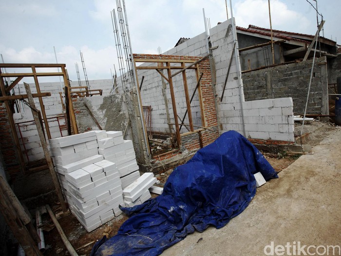 Petugas dari Pemprov DKi Jakarta melakukan peninjauan di bangunan Kavling yang sudah di segel di kawasan Jagakarsa, Jakarta Selatan, Rabu (01/06/2016). Sebanyak 9 bangunan rumah kavling yang sudah jadi dan 22 bangunan yang masih dalam tahap pembangunan  di segel oleh Pemprov DKI Jakarta karena tidak memiliki izin untuk mendirikan bangunan tersebut. Grandyos Zafna/detikcom

-. Rencananya Pemprov DKI akan melakukan pembongkaran terhadap bangunan tersebut.