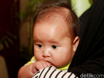 Gemes! Tembemnya Pipi Putra Zaskia Mecca dan Hanung Bramantyo