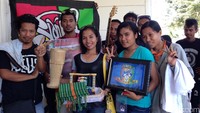 Perwakilan Slankers asal Atambua berpose bersama usai berjumpa dengan idolanya di Atambua pada Rabu (1/6).