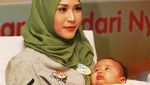 Gemes! Tembemnya Pipi Putra Zaskia Mecca dan Hanung Bramantyo