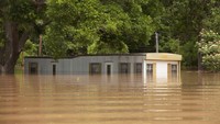 Banjir menerjang kawasan Richmond, Texas. REUTERS/Daniel Kramer.