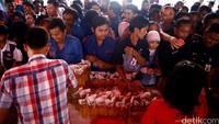 Para karyawan di lingkungan Kementerian Keuangan mengantre minyak goreng.