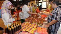 Para pengunjung membeli berbagai kebutuhan pokok yang dijual murah.