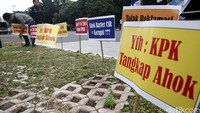 Mereka menuntut kpk untuk menangkap Gubernur DKI Jakarta Basuki Tjahaja Purnama (Ahok).