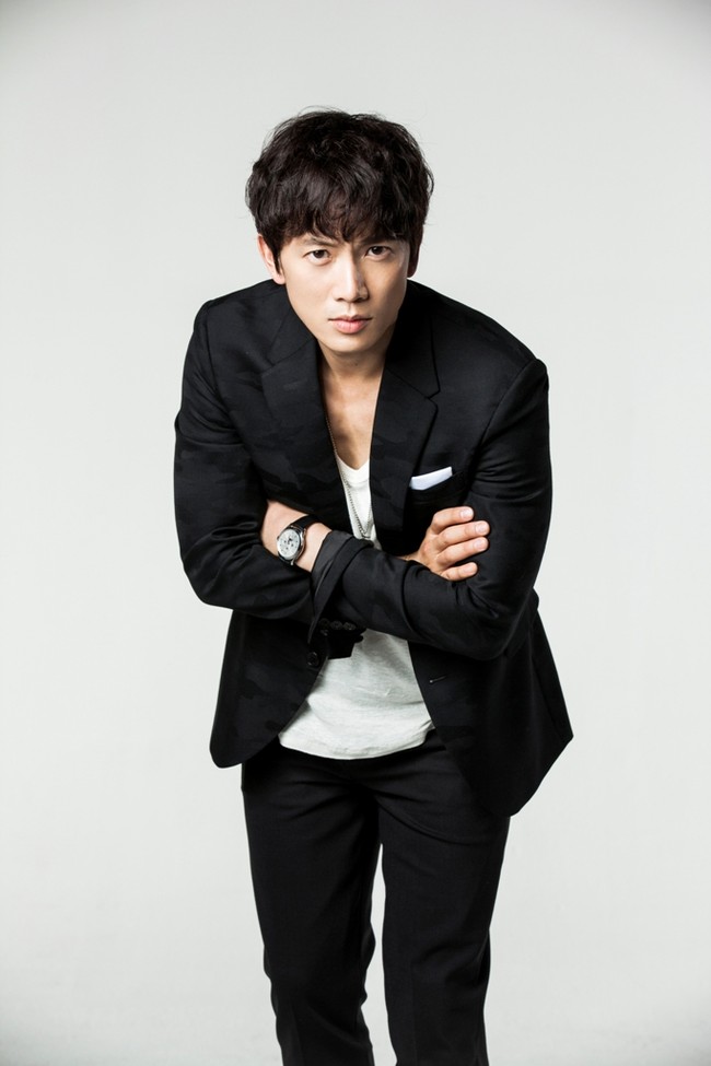 Sudah punya anak dari sang istri Lee Bo Young, Ji sung tetap terlihat menawan. Foto: ONE TV Asia (SBS)