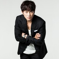 Sudah punya anak dari sang istri Lee Bo Young, Ji sung tetap terlihat menawan. Foto: ONE TV Asia (SBS)