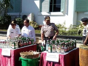 Ribuan Botol Miras Dimusnahkan di Balai Kota Malang